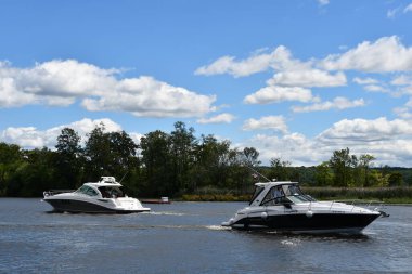 KINGSTON, New York - 30 Ağustos 2020 'de Kingston, New York' taki Hudson Nehri 'nde görülen tekneler.