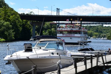 KINGSTON, New York - 30 Ağustos 2020 'de Kingston, New York' taki Hudson Nehri 'nde görülen tekneler.