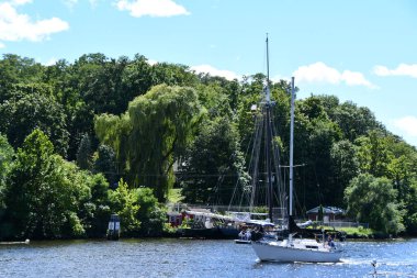 KINGSTON, New York - 30 Ağustos 2020 'de Kingston, New York' taki Hudson Nehri 'nde görülen tekneler.