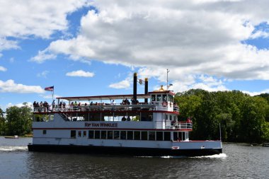 KINGSTON, New York - 30 Ağustos 2022 'de Kingston, New York' ta Rip Van Winkle Tour Cruise.