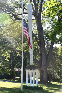 RED HOOK, New York - 30 Ağustos 2020 'de Red Hook, New York eyaletinde Stephen Schreiber' in Yol Heykeli.