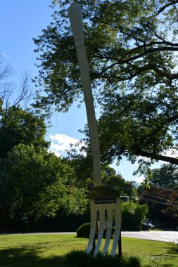 RED HOOK, New York - 30 Ağustos 2020 'de Red Hook, New York eyaletinde Stephen Schreiber' in Yol Heykeli.