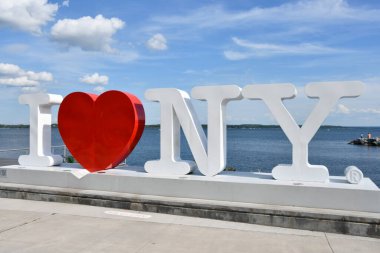 21 Ağustos 2020 'de Cenevre, New York' taki Finger Lakes Karşılama Merkezi 'nde görülen New York tabelasını seviyorum..
