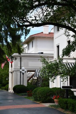 GENEVA, New York - 21 AUG: Cenevre 21 Ağustos 2020 'de Cenevre, New York' ta Cenevre 'de görülen Cenevre' de bulunan Cenevre Gölü 'ndeki Butik Otel, Restoran ve Tarihi Bahçeler.