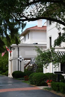 GENEVA, New York - 21 AUG: Cenevre 21 Ağustos 2020 'de Cenevre, New York' ta Cenevre 'de görülen Cenevre' de bulunan Cenevre Gölü 'ndeki Butik Otel, Restoran ve Tarihi Bahçeler.