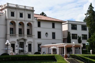 GENEVA, New York - 21 AUG: Cenevre 21 Ağustos 2020 'de Cenevre, New York' ta Cenevre 'de görülen Cenevre' de bulunan Cenevre Gölü 'ndeki Butik Otel, Restoran ve Tarihi Bahçeler.