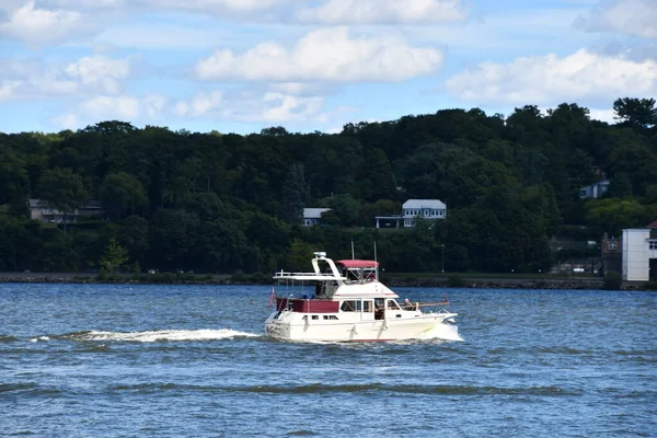 Kingston 8月30日 2020年8月30日に見られるように ニューヨーク州キングストンのハドソン川のボート — ストック写真