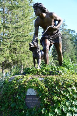 COOPERSTOWN, NY - 24 Temmuz 2020 'de New York eyaletinin Cenevre kentindeki Lakefront Park' ta John Quincy Adams Ward tarafından yapılan Hint Avcı heykeli.