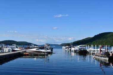 KOOPERSTOWN, New York - 24 Temmuz 2020 'de görüldüğü gibi Lakefront Park' tan Otsego Gölü 'nün manzarası.