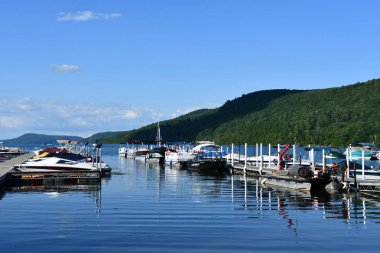 KOOPERSTOWN, New York - 24 Temmuz 2020 'de görüldüğü gibi Lakefront Park' tan Otsego Gölü 'nün manzarası.