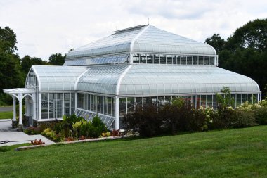 KATONAH, New York - 15 Ağustos 2020 'de Lasdon Park' taki konservatuar ve Katonah, New York 'taki botanik bahçesi.