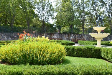 KATONAH, New York - 15 Ağustos 2020 'de Lasdon Park' taki William ve Mildred Lasdon Memorial Garden ve Katonah, New York 'taki botanik bahçesi.