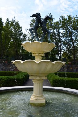 KATONAH, New York - 15 Ağustos 2020 'de Lasdon Park' taki William ve Mildred Lasdon Memorial Garden ve Katonah, New York 'taki botanik bahçesi.