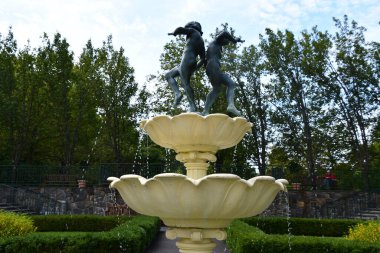 KATONAH, New York - 15 Ağustos 2020 'de Lasdon Park' taki William ve Mildred Lasdon Memorial Garden ve Katonah, New York 'taki botanik bahçesi.