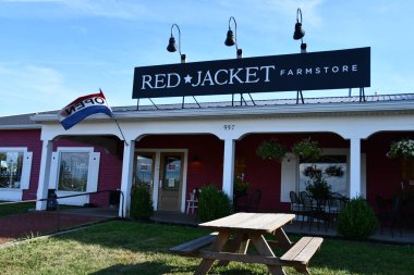 GENEVA, NY - 21 AUG: 21 Ağustos 2020 'de Cenevre, New York' taki Kırmızı Ceket Bahçelerindeki Çiftlik Dükkanı.