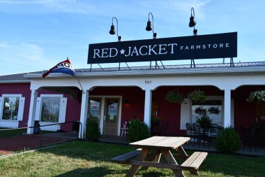 GENEVA, NY - 21 AUG: 21 Ağustos 2020 'de Cenevre, New York' taki Kırmızı Ceket Bahçelerindeki Çiftlik Dükkanı.