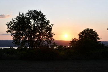 New York 'un kuzeyindeki Lodi' den gün batımını izliyoruz.