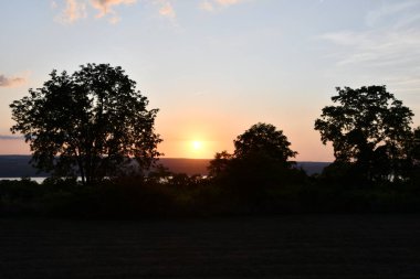 New York 'un kuzeyindeki Lodi' den gün batımını izliyoruz.