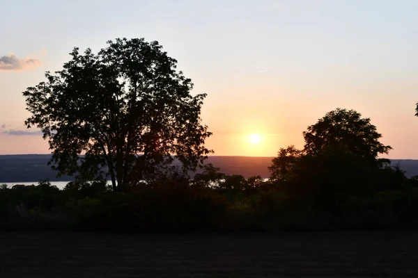 New York 'un kuzeyindeki Lodi' den gün batımını izliyoruz.