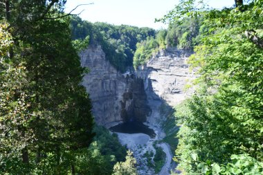 New York 'un Finger Lakes bölgesindeki Trumansburg' daki Taughannock Şelalesi 'ne bakın.