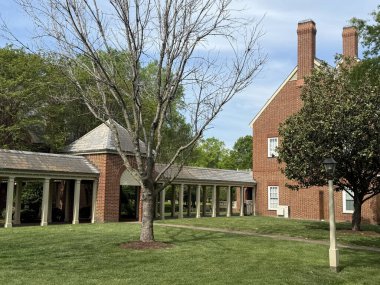 VIRGINIA BEACH, VA - APR 20: The Founders Inn and Spa, Tapestry Collection by Hilton in Virginia Beach, Virginia, 20 Nisan 2025.