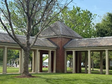 VIRGINIA BEACH, VA - APR 20: The Founders Inn and Spa, Tapestry Collection by Hilton in Virginia Beach, Virginia, 20 Nisan 2025.