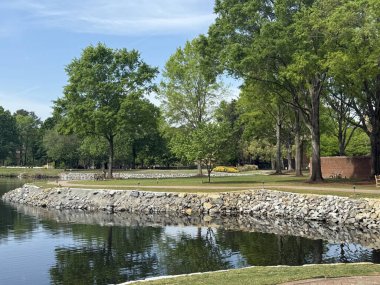 VIRGINIA BEACH, VA - APR 20: The Founders Inn and Spa, Tapestry Collection by Hilton in Virginia Beach, Virginia, 20 Nisan 2025.