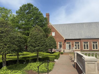 VIRGINIA BEACH, VA - APR 20: The Founders Inn and Spa, Tapestry Collection by Hilton in Virginia Beach, Virginia, 20 Nisan 2025.