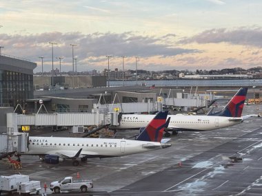 NEW YORK, NY - 13 Şubat 2025 'te New York' taki La Guardia Uluslararası Havalimanı 'nda görülen Delta Airlines uçakları.