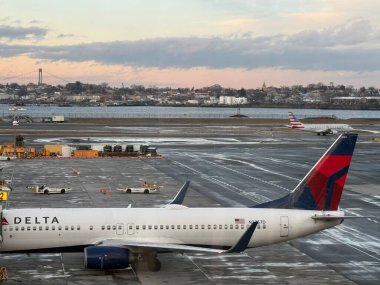 NEW YORK, NY - 13 Şubat 2025 'te New York' taki La Guardia Uluslararası Havalimanı 'nda görülen Delta Airlines uçakları.