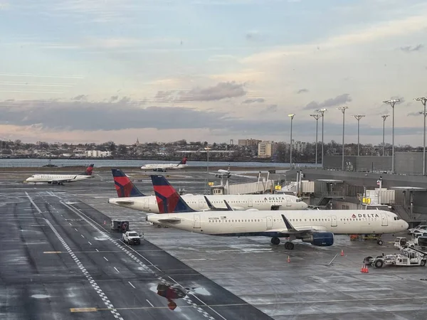 NEW YORK, NY - 13 Şubat 2025 'te New York' taki La Guardia Uluslararası Havalimanı 'nda görülen Delta Airlines uçakları.