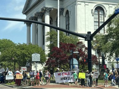 WILMINGTON, NC - 19 Nisan 2025 'te Wilmington, Kuzey Carolina' da görülen APR 19: 50501 Protestocuları (Trump yönetimine karşı).