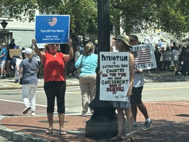 WILMINGTON, NC - 19 Nisan 2025 'te Wilmington, Kuzey Carolina' da görülen APR 19: 50501 Protestocuları (Trump yönetimine karşı).