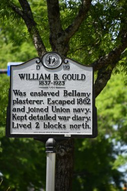 WILMINGTON, NC - 19 Nisan 2025 'te Wilmington, Kuzey Carolina' da görülen William B. Gould Tarihi İşaretleyici.