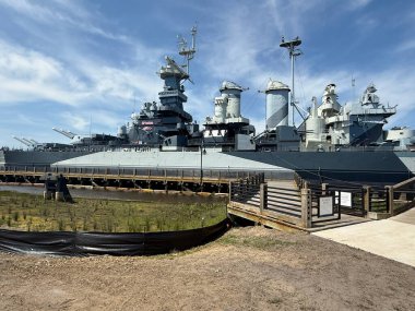 WILMINGTON, NC - 19 Nisan 2025 'te Wilmington, Kuzey Carolina' da görülen USS North Carolina.