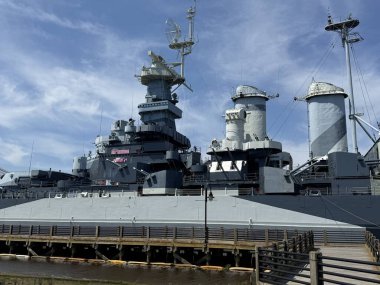 WILMINGTON, NC - 19 Nisan 2025 'te Wilmington, Kuzey Carolina' da görülen USS North Carolina.
