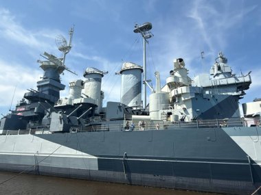 WILMINGTON, NC - 19 Nisan 2025 'te Wilmington, Kuzey Carolina' da görülen USS North Carolina.