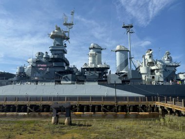 WILMINGTON, NC - 19 Nisan 2025 'te Wilmington, Kuzey Carolina' da görülen USS North Carolina.