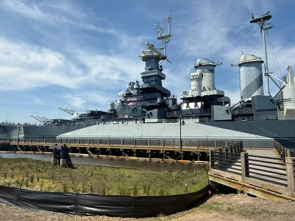 WILMINGTON, NC - 19 Nisan 2025 'te Wilmington, Kuzey Carolina' da görülen USS North Carolina.