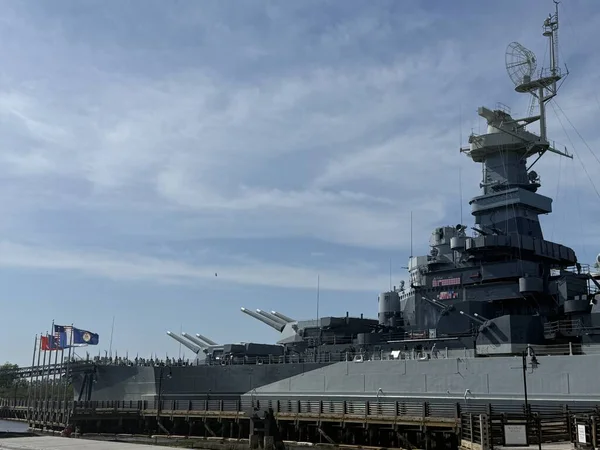 WILMINGTON, NC - 19 Nisan 2025 'te Wilmington, Kuzey Carolina' da görülen USS North Carolina.