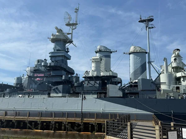 WILMINGTON, NC - 19 Nisan 2025 'te Wilmington, Kuzey Carolina' da görülen USS North Carolina.