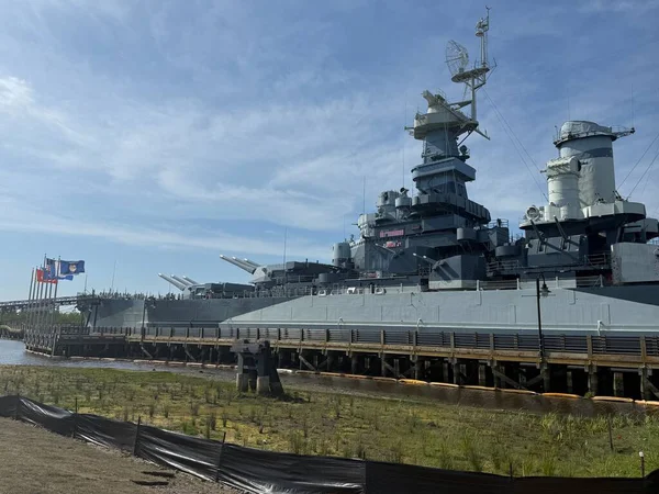 WILMINGTON, NC - 19 Nisan 2025 'te Wilmington, Kuzey Carolina' da görülen USS North Carolina.