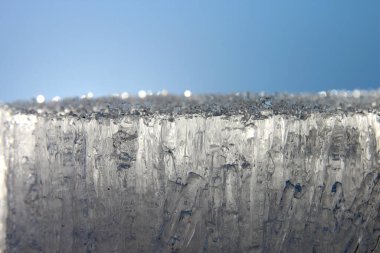 Nehir buzu mavi gökyüzüne karşı