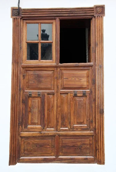 Eski bir evde, eski bir kuşak, ahşap, çift askılı pencere.