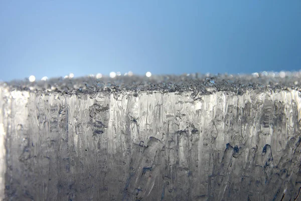 Nehir buzu mavi gökyüzüne karşı