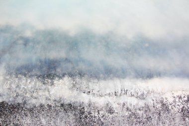 Gelgit suyunun arkaplanı ve beyaz kil ile Salda Gölü üzerindeki kum karışımı.