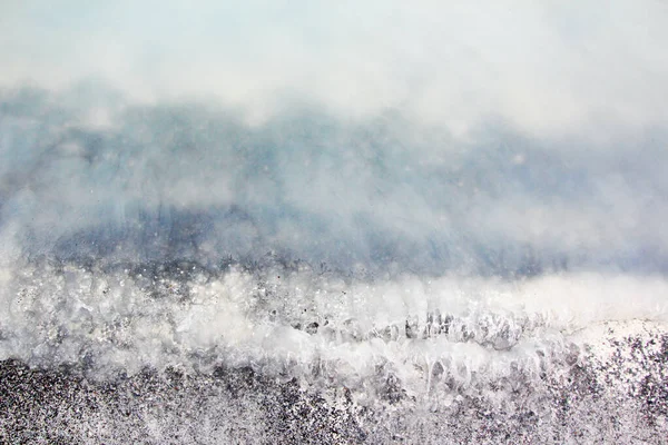 Gelgit suyunun arkaplanı ve beyaz kil ile Salda Gölü üzerindeki kum karışımı.