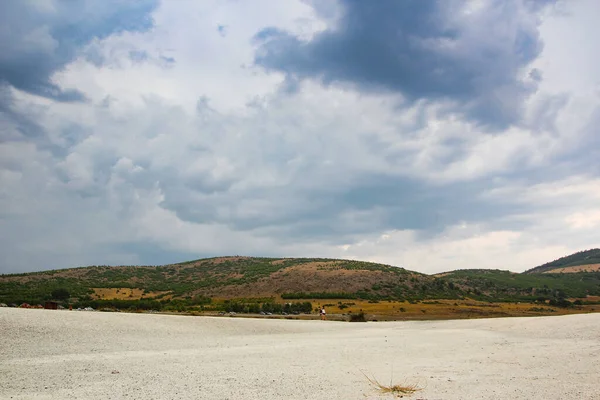 Türkiye 'de Salda Gölü üzerinde küçük beyaz çakıl taşları ve kil cansız kıyıları