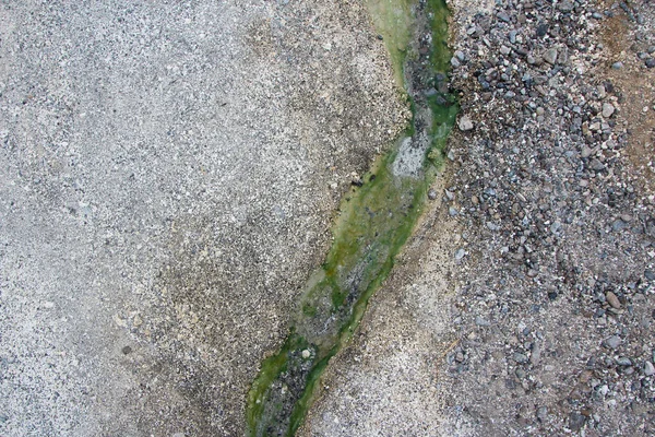 Nehir, dağlardan Salda Gölü 'ne kadar su taşır.