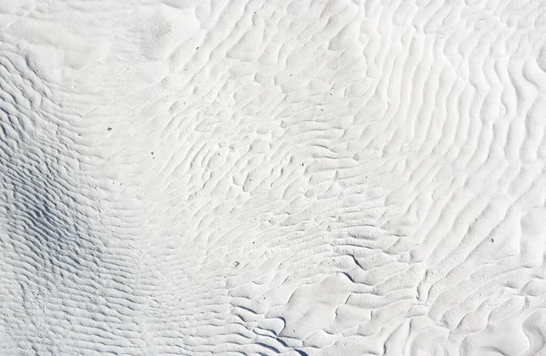 Pamukkale beyaz travertin arka plan dalgaların ve çizgilerin rahatlama dokusu